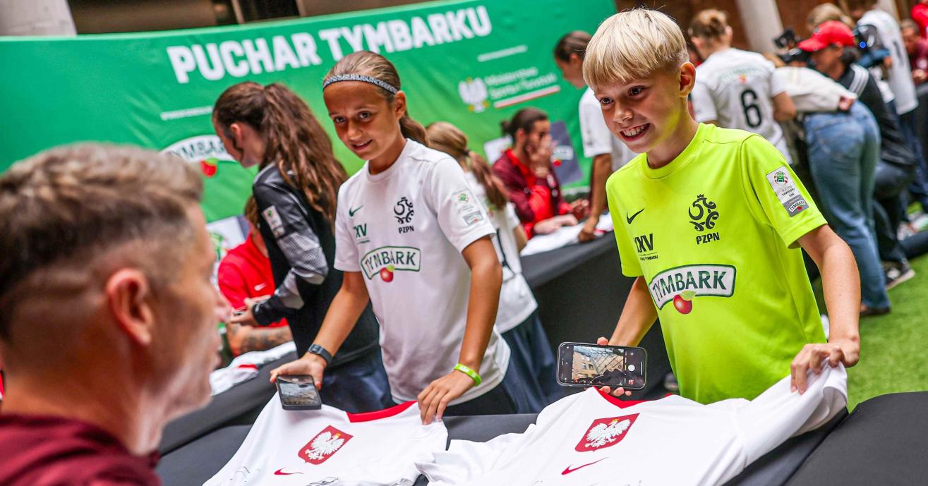 Piłkarze reprezentacji Polski odpowiadają na pytania zwycięzców  XXV edycji Pucharu Tymbarku!